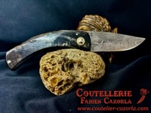 Couteau Corse traditionnel de berger Modèle Cazorla avec Lame Damas Labellisé 15112408 – Image 3