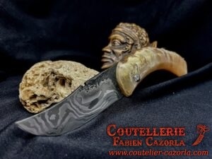 Couteau Corse traditionnel de berger Modèle Cazorla avec Lame Damas 22052501