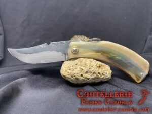 Couteau pliant en Corne de Bélier, lame et mitre Damas, imaginé en Corse by  Zuria