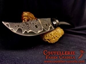 Couteau Corse traditionnel de berger Modèle Cazorla avec Lame Damas Oeil d'Orezza  Nickel 14122401