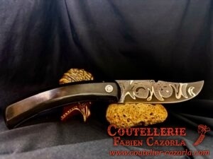 Couteau Corse traditionnel de berger Modèle Cazorla avec Lame Damas Oeil d'Orezza  Nickel 14122401 – Image 2