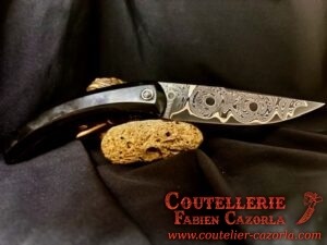 Couteau Corse traditionnel de berger Modèle Cazorla avec Lame Damas Oeil d'Orezza  Nickel 21122404 – Image 3