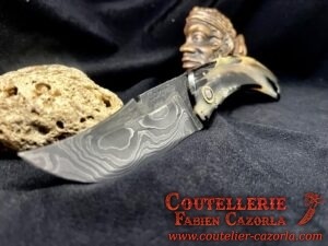 Couteau Corse traditionnel de berger Modèle Cazorla avec Lame Damas  04062501