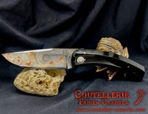 Couteau Corse traditionnel de berger Modèle Labellisé Cazorla avec Lame Damas Oeil d'Orezza  Cuivre 11062504 – Image 2