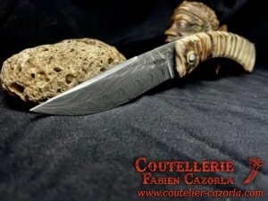 Couteau Corse traditionnel de berger Modèle Cazorla avec Lame Damas Plume  24062501