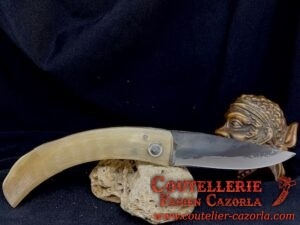 Couteau Corse traditionnel de berger Curnicciolu Fabianu Gravé 03052511 – Image 3
