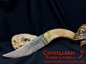 Couteau Corse traditionnel de berger Modèle Cazorla Labellisé Sculpté avec Lame Damas Explosion 13122419
