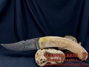 Couteau Corse traditionnel de berger Modèle Cazorla Labellisé Sculpté avec Lame Damas Explosion 13122419 – Image 2
