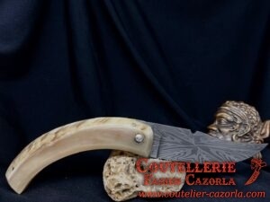 Couteau Corse traditionnel de berger Modèle Cazorla Labellisé Sculpté avec Lame Damas Explosion 13122419 – Image 3
