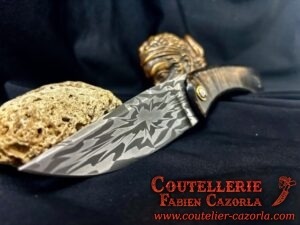 Couteau Corse traditionnel de berger Modèle Cazorla avec Lame Damas Explosion 05122413