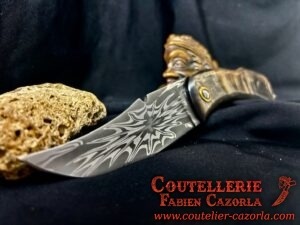 Couteau Corse traditionnel de berger Modèle Cazorla avec Lame Damas Explosion 05122416