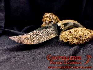 Couteau Corse traditionnel de berger Modèle Cazorla avec Lame Damas 01072501