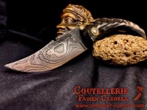 Couteau Corse traditionnel de berger Modèle Cazorla avec Lame Damas 01072503