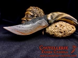 Couteau Corse traditionnel de berger Modèle Cazorla avec Lame Damas Cuivre 01072505
