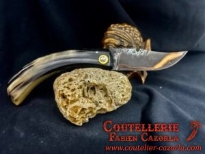 Couteau Corse traditionnel de berger Modèle Cazorla avec Lame Damas Cuivre Nickel 03102533 – Image 3