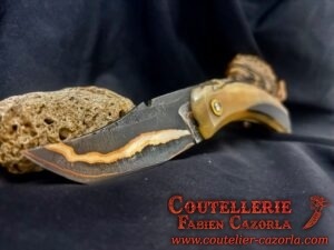 Couteau Corse traditionnel de berger Modèle Cazorla avec Lame Damas Cuivre 03102534