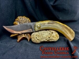 Couteau Corse traditionnel de berger Modèle Cazorla avec Lame Damas Cuivre Nickel 03102536 – Image 2