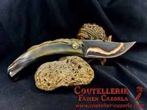 Couteau Corse traditionnel de berger Modèle Cazorla avec Lame Damas Cuivre Nickel 03102537 – Image 3