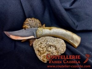 Couteau Corse traditionnel de berger Modèle Cazorla avec Lame Damas Cuivre Nickel 03102540 – Image 3
