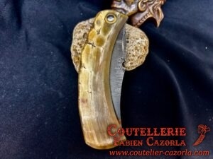 Couteau Corse traditionnel de berger Modèle Cazorla avec Lame Damas Cuivre Nickel 03102540 – Image 6