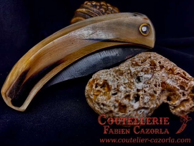 Couteau Corse traditionnel de berger Modèle Cazorla avec Lame Damas Cuivre Nickel 12122519S – Image 4
