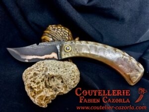 Couteau Corse traditionnel de berger Modèle Cazorla avec Lame Damas Cuivre Nickel 06102533 – Image 2