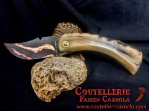 Couteau Corse traditionnel de berger Modèle Cazorla avec Lame Damas Cuivre Nickel 09102521 – Image 2