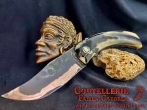 Couteau Corse traditionnel de berger Modèle Cazorla avec Lame Damas Cuivre Nickel 08112509