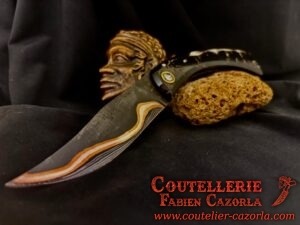 Couteau Corse traditionnel de berger Modèle Cazorla avec Lame Damas Cuivre Nickel 0512252S