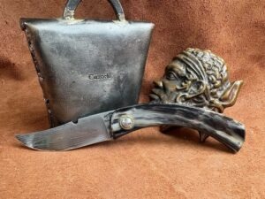 Couteau Corse traditionnel de berger Modèle Cazorla avec Lame Damas petit modèle 02102601
